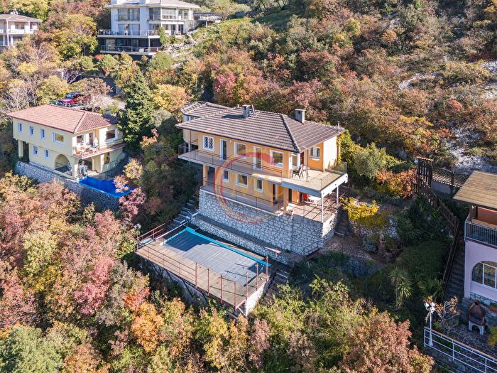 Casa quadrilocale in vendita in Via Europa, Nago Torbole