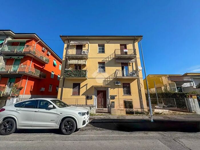Appartamento con 5 locali in vendita in Via Firenze, Pontedera