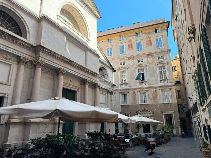 Appartamento trilocale in vendita in Via delle Vigne, Genova