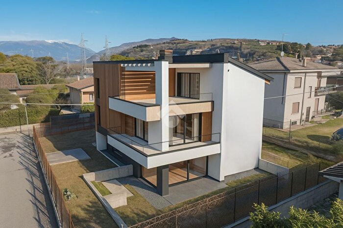 Casa con 8 locali in vendita in Via Quaiara, SantAmbrogio Di Valpolicella