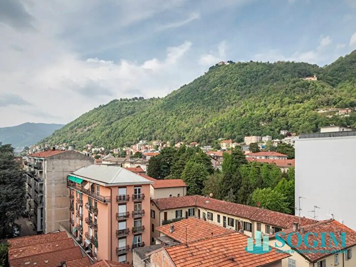 Appartamento trilocale in vendita in Via Luigi Dottesio, Como