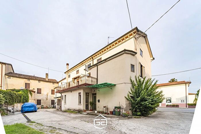Casa con 6 locali in vendita in Via Ponte, Castegnero