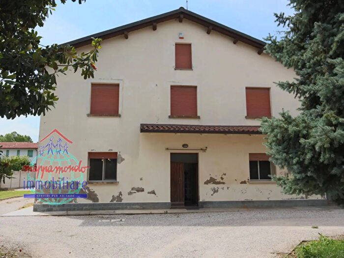 Casa con 7 locali in vendita in Via Reno Vecchio, Cento