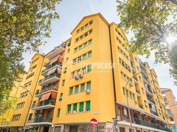 Appartamento trilocale in vendita in Via Flavio Stilicone, Roma