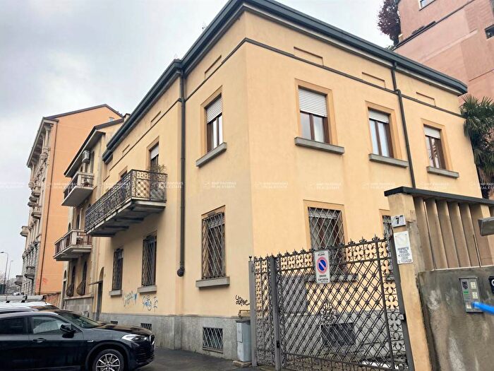 Appartamento con 6 locali in affitto in Via Antonio Cecchi, Washington, Milano