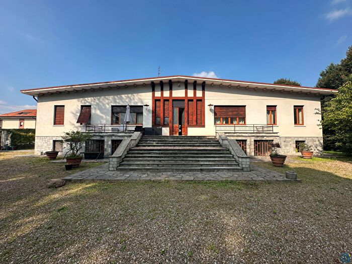 Casa con 6 locali in vendita in Via Trieste, Buscate