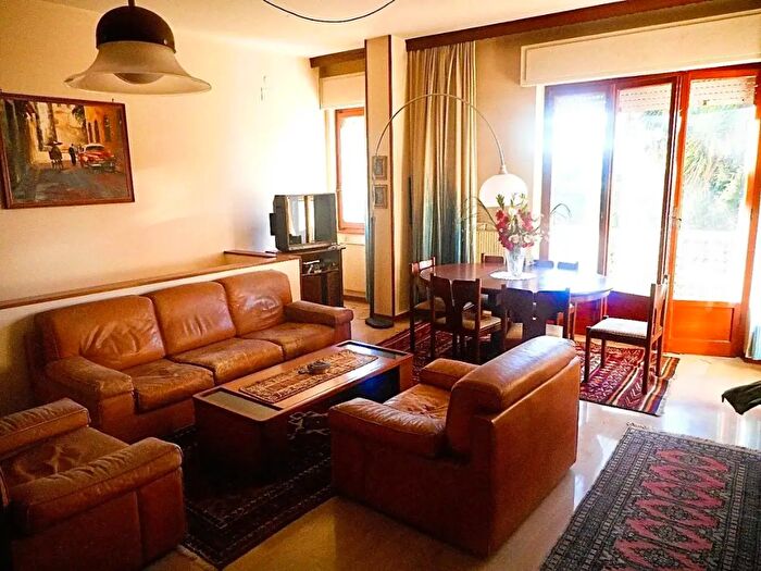 Appartamento con 7 locali in vendita in Massa