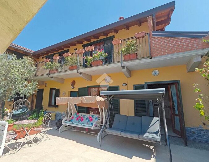 Casa quadrilocale in vendita in Via Crivelli, Carate Brianza