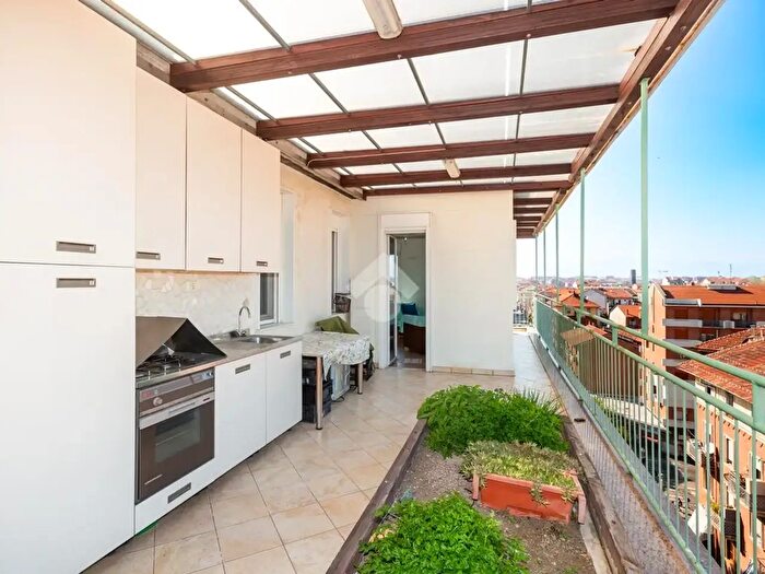 Appartamento trilocale in vendita in Via Montanaro, Torino