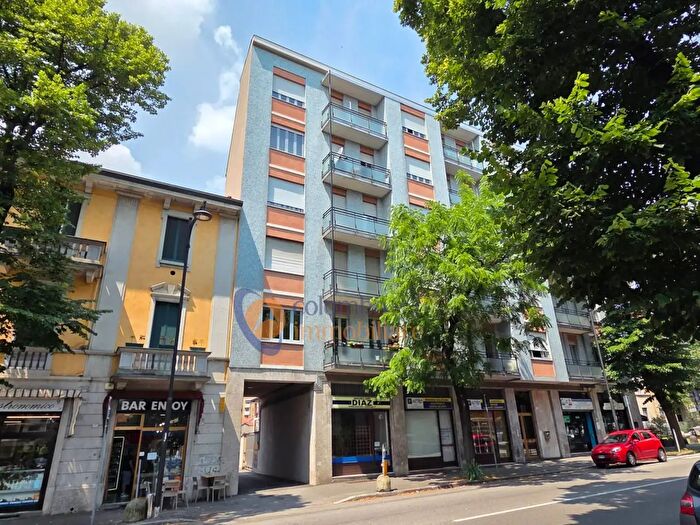 Appartamento con 5 locali in vendita in Viale Armando Diaz, Busto Arsizio
