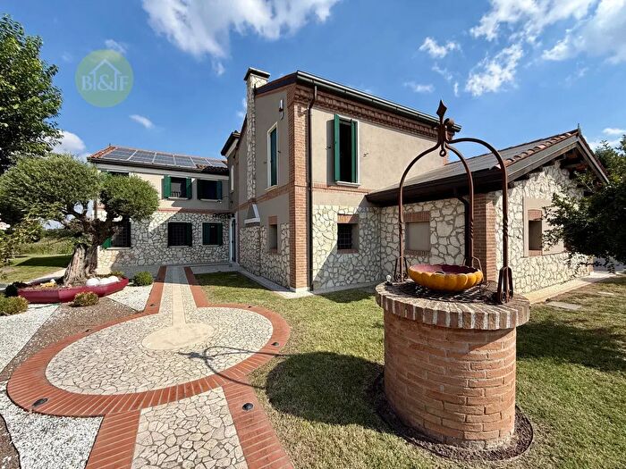 Casa con 7 locali in vendita in Via Rondei, Casale Di Scodosia