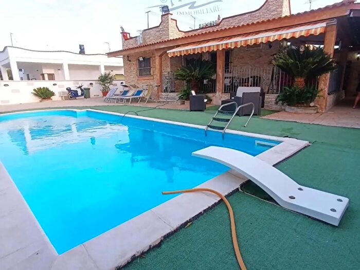 Casa con 7 locali in vendita in Maruggio