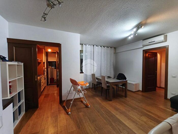 Appartamento trilocale in vendita in Viale degli Astri, Roma