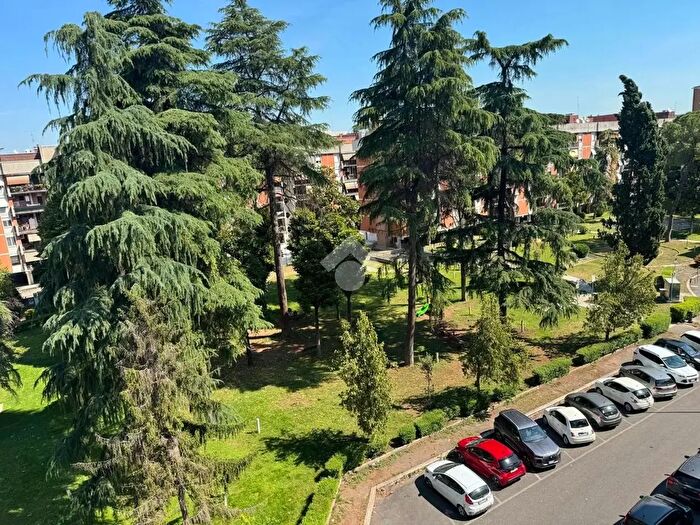 Appartamento trilocale in vendita in Via Virgilio Melandri, Roma