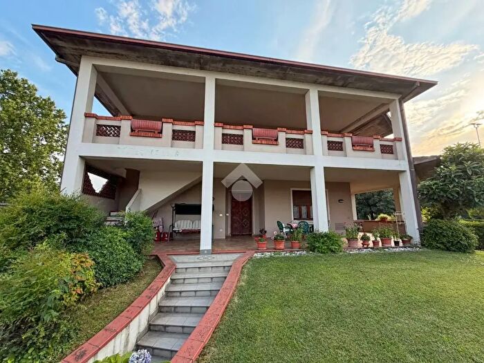 Casa con 8 locali in vendita in Via Moretto, Manerbio