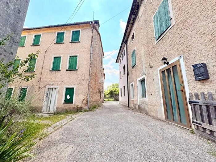 Casa con 8 locali in vendita in Via Carmine, Miane