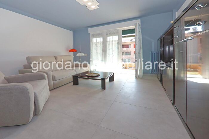 Appartamento trilocale in affitto in Via San Miniato, Milano