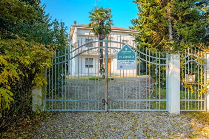 Casa con 6 locali in vendita in Strada Statale di Correggio, Carpi