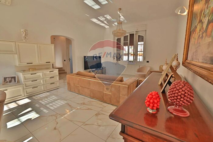 Casa con 10 locali in vendita in Bollate