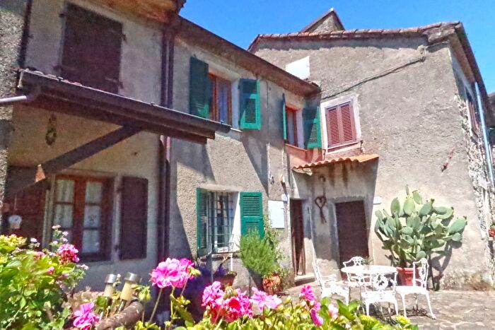 Casa quadrilocale in vendita in Tresana