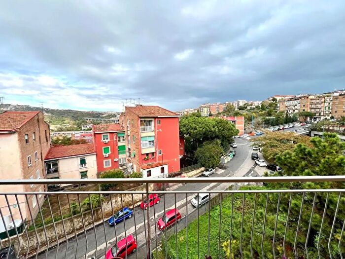Appartamento trilocale in vendita in Via Po, Napoli