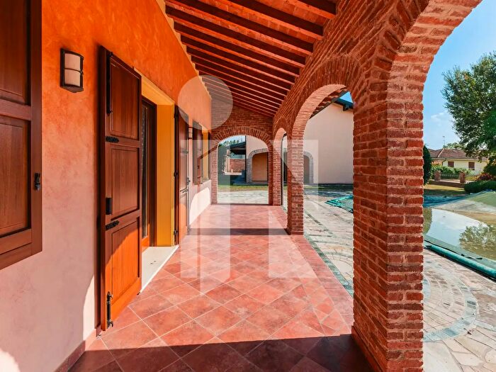 Casa con 7 locali in vendita in Marcaria