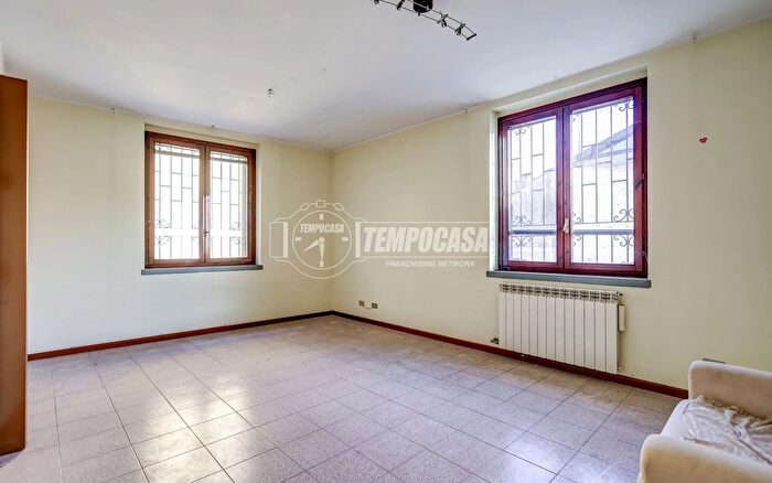 Appartamento quadrilocale in vendita in Vicolo Arco Antico, Castano Primo