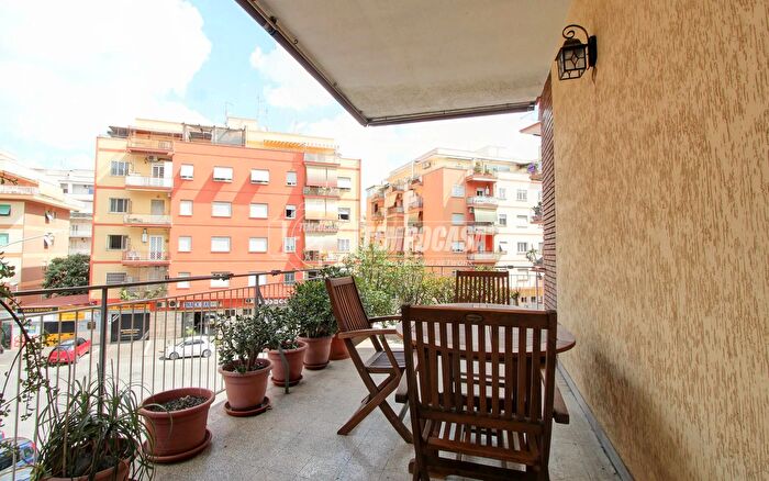 Appartamento trilocale in vendita in Via dei Rododendri, Roma