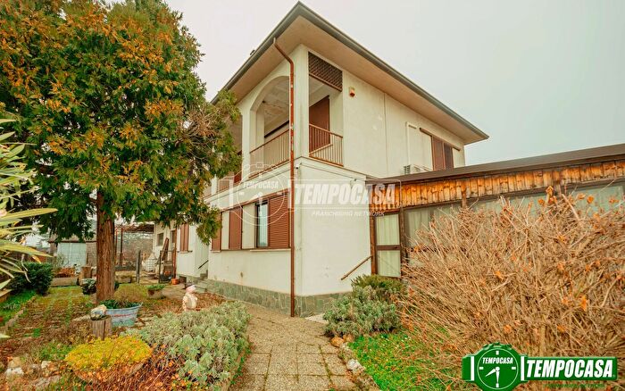 Casa con 6 locali in vendita in Via Goldoni, Voghera