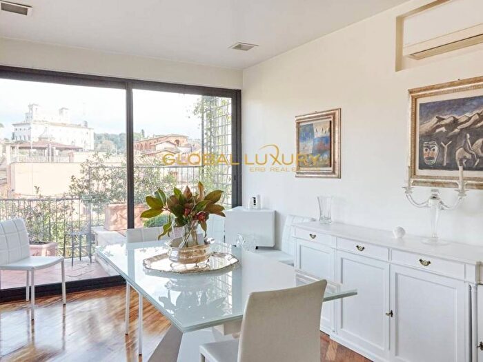 Appartamento trilocale in affitto in Trevi, Roma