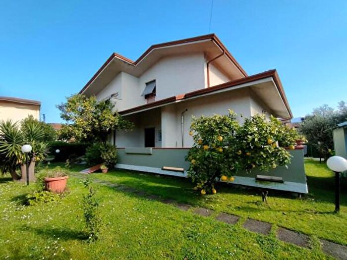 Casa con 6 locali in vendita in Via Pisa, Massa