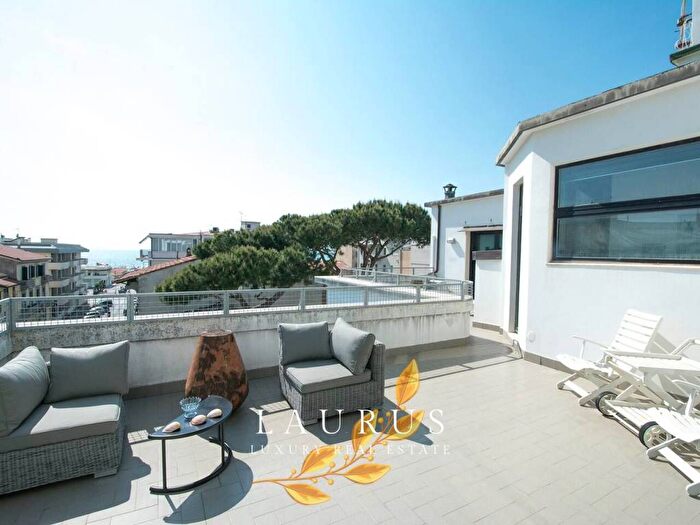 Casa quadrilocale in affitto in Piazza Giacomo Puccini, Città Giardino, Viareggio