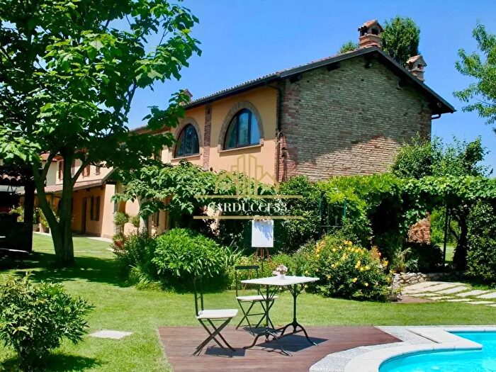 Casa con 10 locali in vendita in Tortona