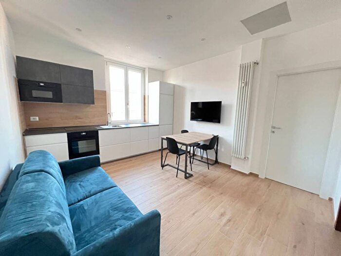 Appartamento trilocale in affitto in Via Andrea Costa, Casoretto, Milano