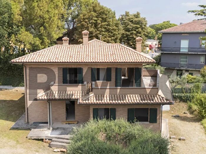 Casa con 12 locali in vendita in Via Mario Carofoli Snc, Corinaldo