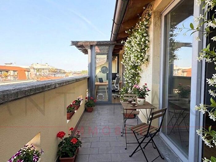 Casa quadrilocale in affitto in Via Lesmi, Corso Genova, Milano
