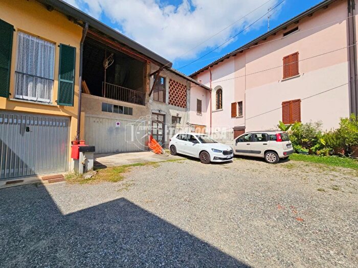 Casa con 5 locali in vendita in Via San Carlo, Capiago Intimiano