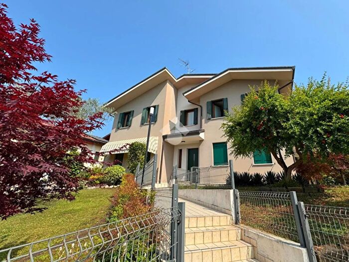 Appartamento trilocale in vendita in Via Don G Manzardo, Pianezze