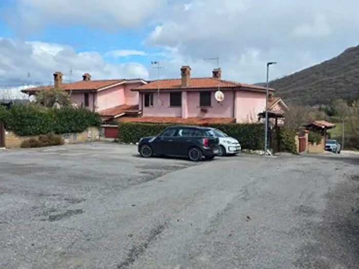 Casa trilocale in vendita in Via Valle Rosa, Rocca Di Botte