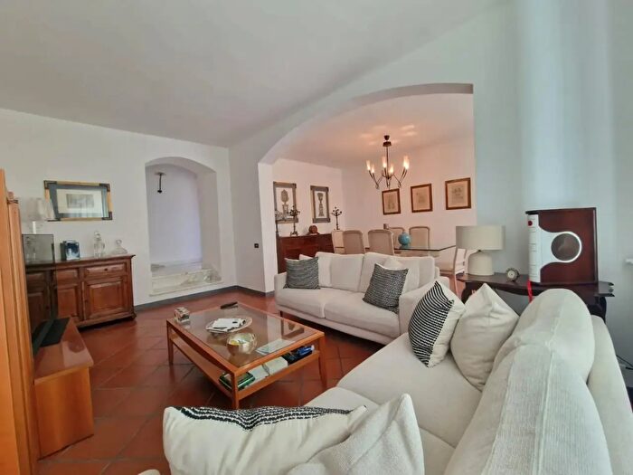 Casa con 6 locali in vendita in Carrara