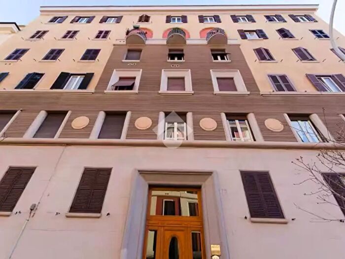 Appartamento trilocale in vendita in Via Faleria, Roma