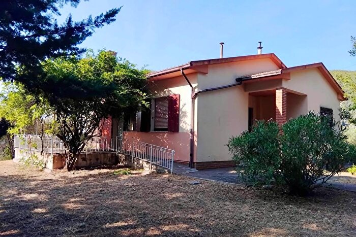 Casa con 6 locali in vendita in Castellina Marittima