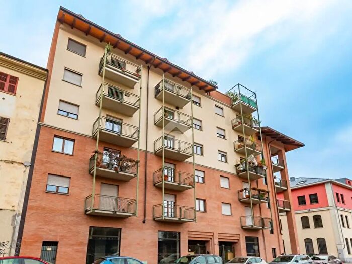 Appartamento quadrilocale in vendita in Via Aosta, Torino