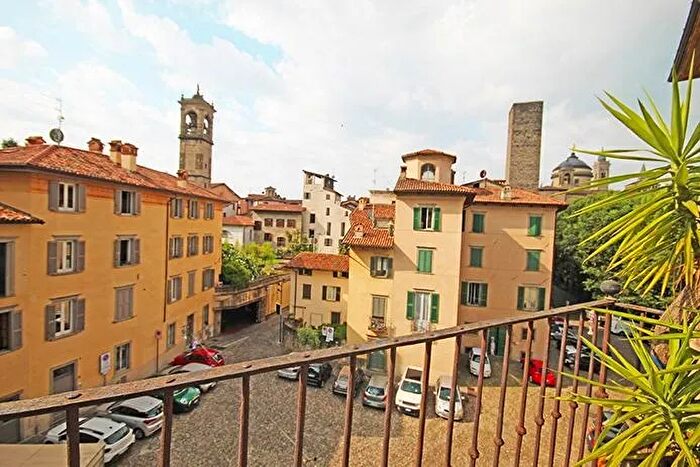 Appartamento trilocale in vendita in Piazza Mercato del Fieno, Bergamo