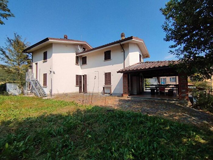 Casa con 6 locali in affitto in Travo