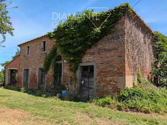 Casa con 13 locali in vendita in Cortona