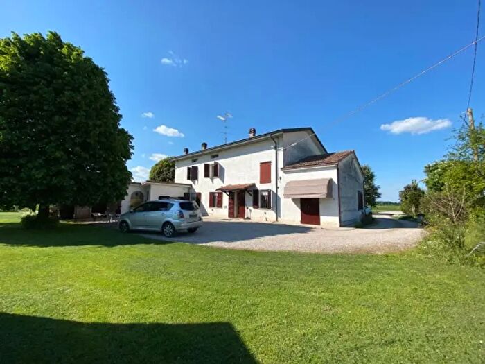 Casa con 6 locali in vendita in Concordia Sulla Secchia