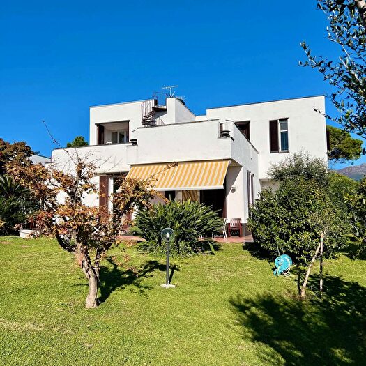 Casa con 10 locali in vendita in Via del Pino, Arenzano