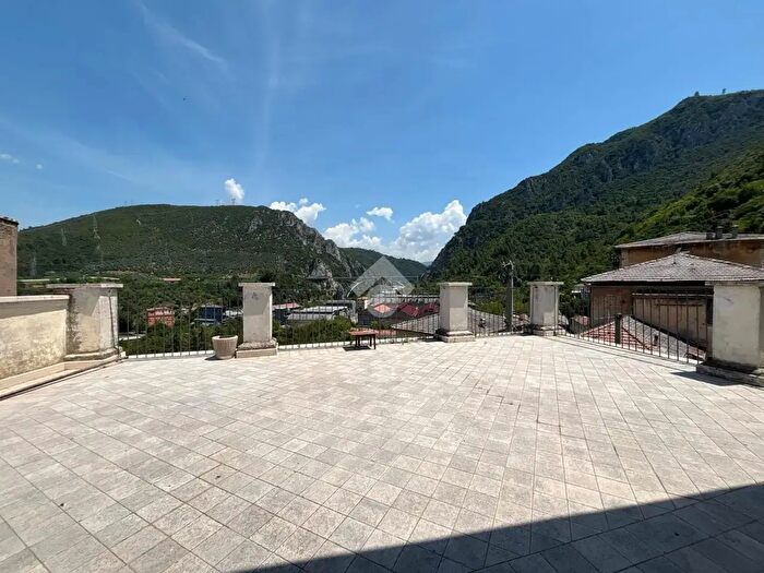 Appartamento quadrilocale in vendita in Largo Pianello, Terni