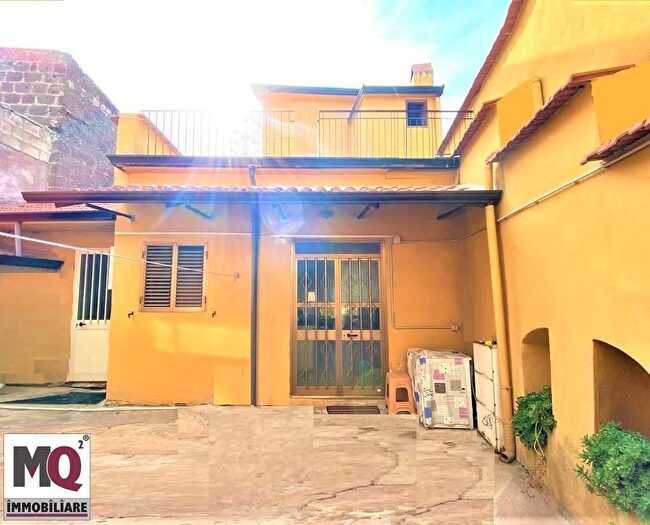 Casa con 6 locali in vendita in Carinola